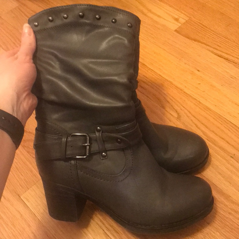 Only worn once gray boots